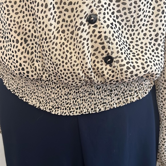 Beige top with black dots and buttons that do not open - Picture 4 of 5